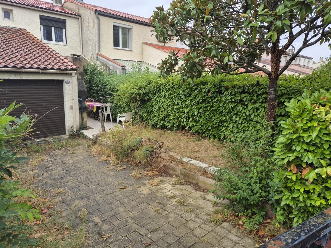 Allée pavée envahie d'herbes et haie non taillée, avant intervention